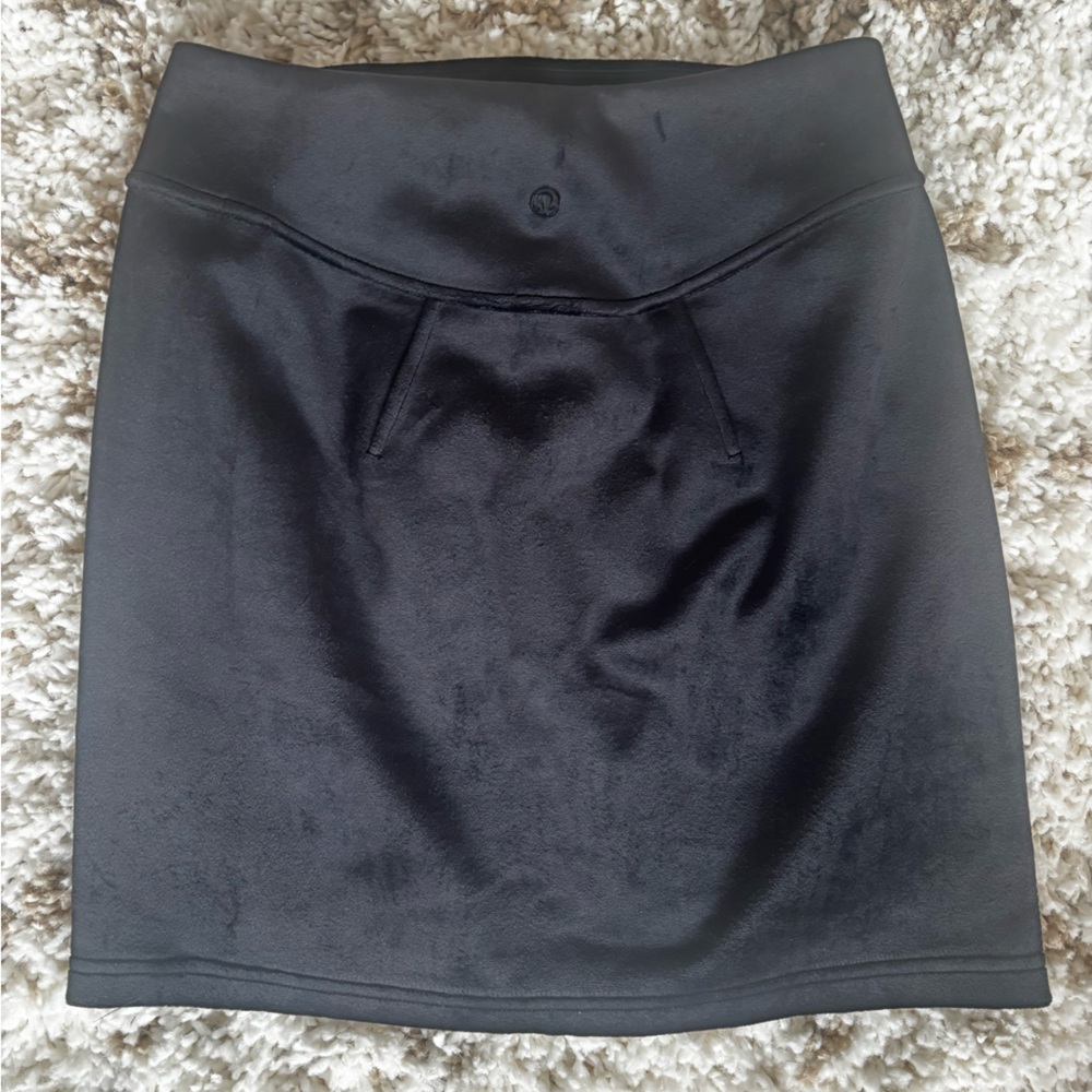 lululemon athletica black SCUBA skirt - Picture 2 of 4